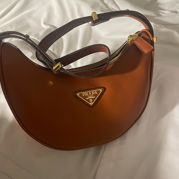 Prada Arqué small Brown Cognac leather shoulder bag. - Picture 6 of 7